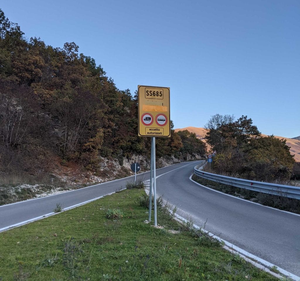 cartello strada verso marche da umbria norcia